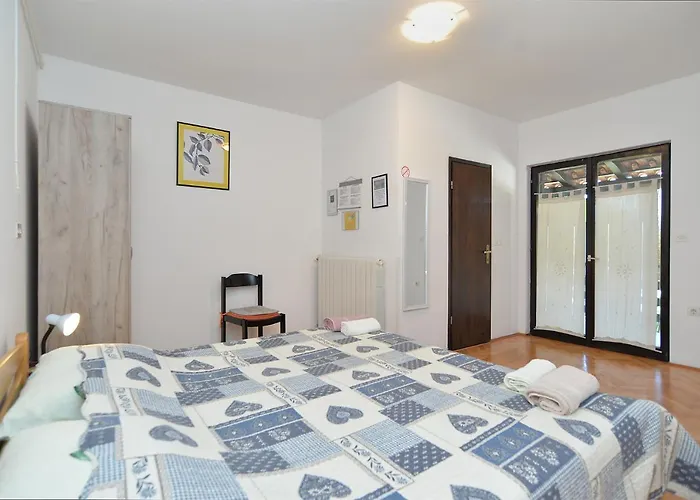 Veli Vrh 2208 Gostinjska kuća 3*