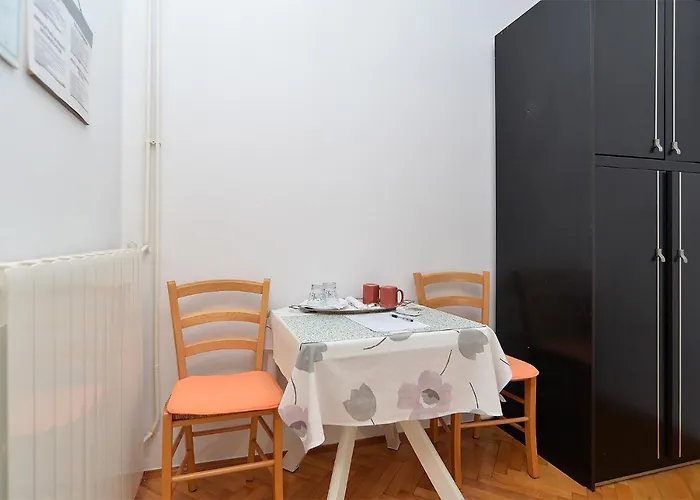 Veli Vrh 2208 Gostinjska kuća 3*